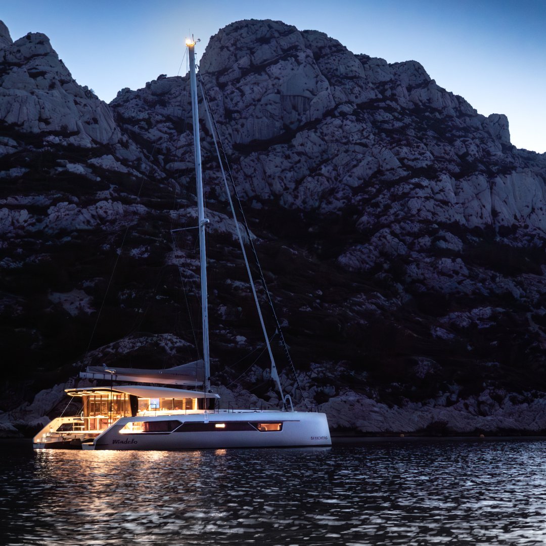 🌅✨ A hidden paradise where time seems to stand still, wrapped in the magic of an idyllic anchorage. #Sailing the #MediterraneanSea in winter means savoring a moment of pure solitude, with the gentle melody of the waves and the whisper of the wind as your neighbors. 🌊
#windelo
