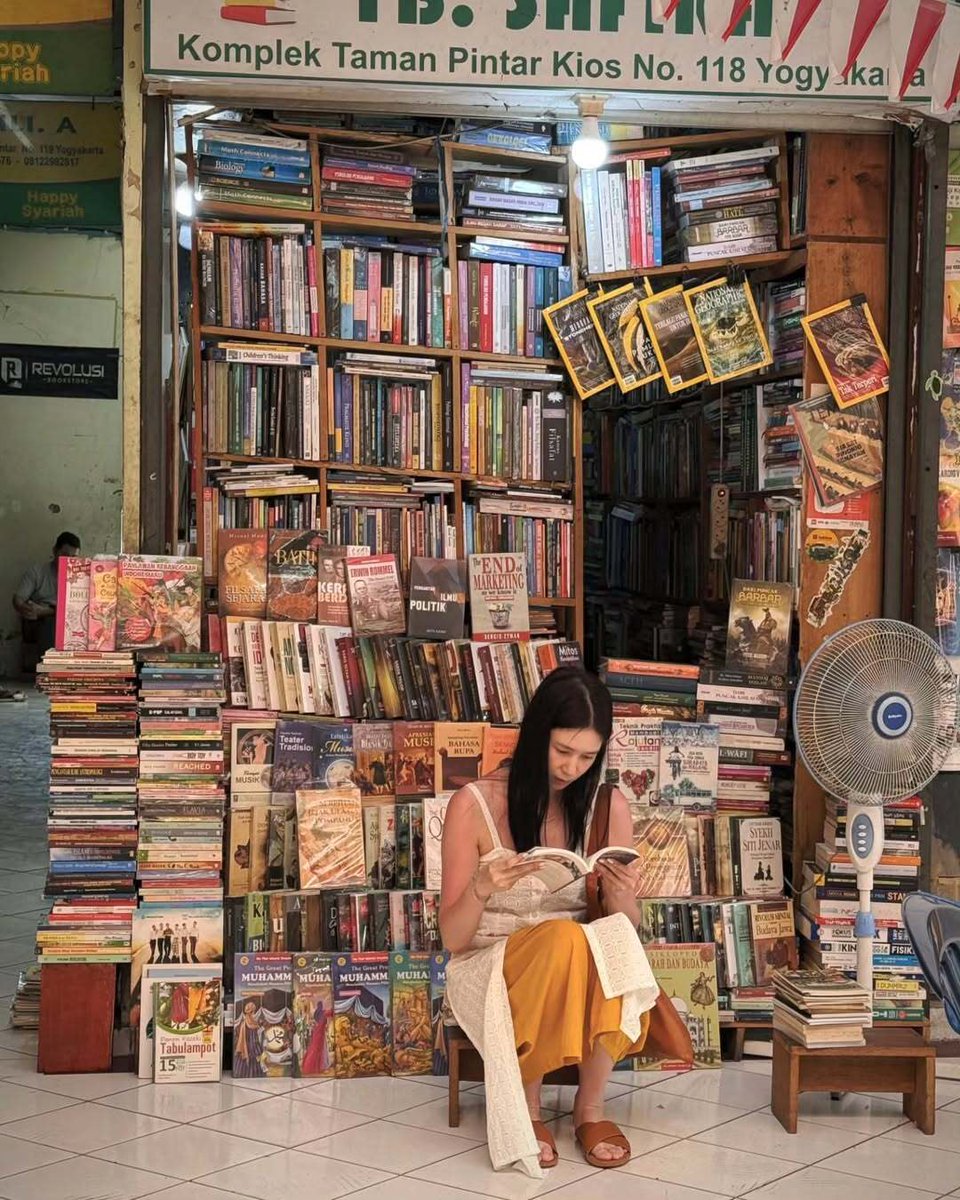 Laura Basuki just shared a photo of herself casually reading a book. 

W Laura Basuki.