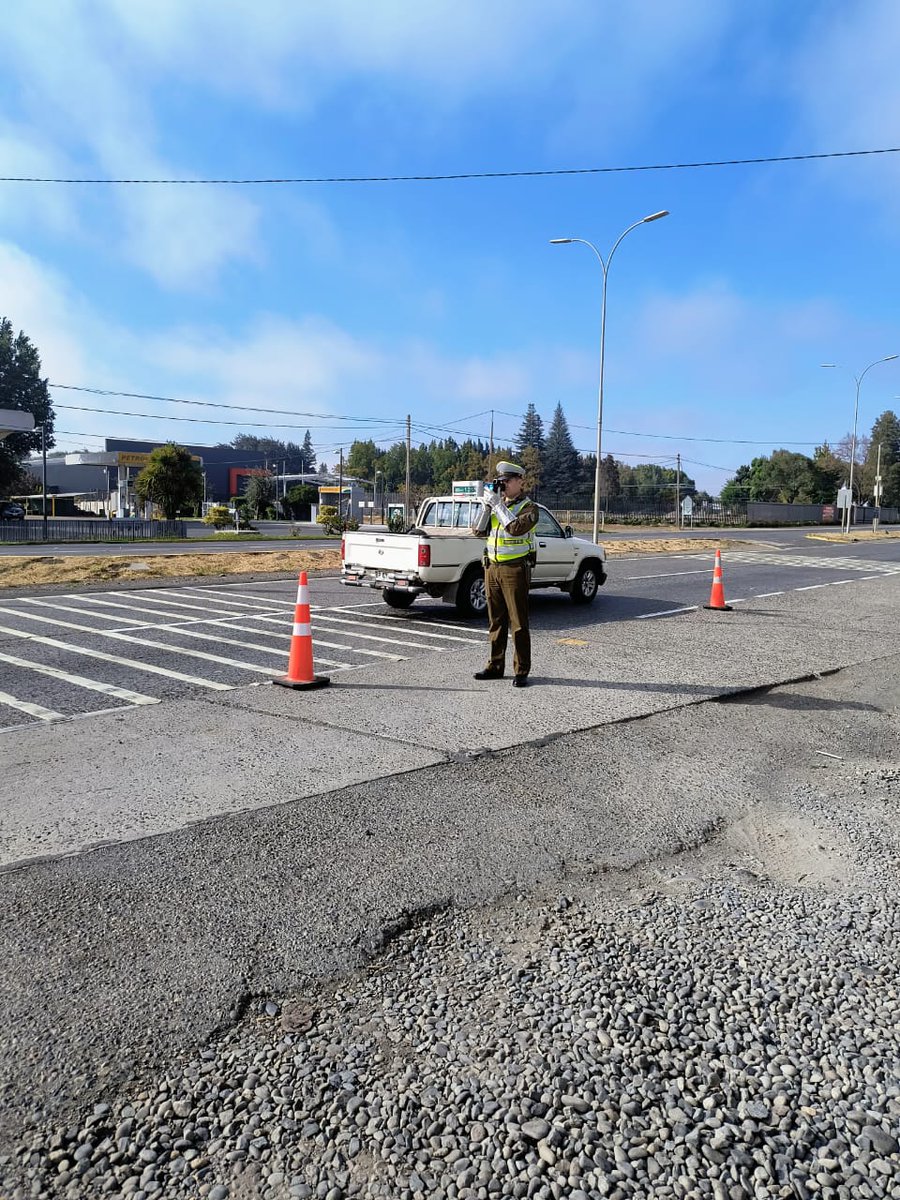 CarabNuble's tweet photo. En el ingreso norte a #Chillán, Carabineros de la Subcomisaría #IAT y #Carreteras #Ñuble realiza control de velocidad y reitera a conductores el límite de 80 km/h para vehículos livianos y 60km/h vehículos pesados, en zona urbana. Todos somos responsables de una #RutaSegura. https://t.co/X7zdDiPpRc