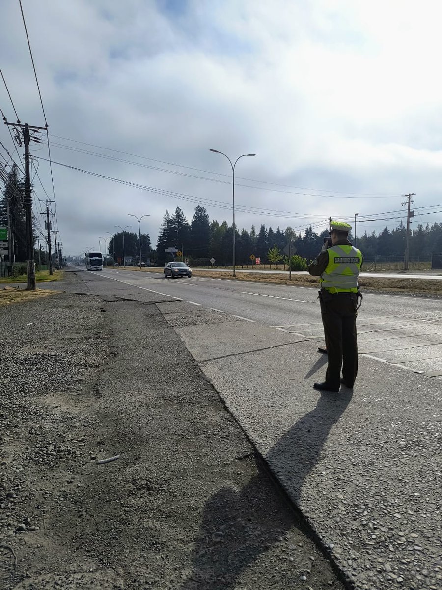 CarabNuble's tweet photo. En el ingreso norte a #Chillán, Carabineros de la Subcomisaría #IAT y #Carreteras #Ñuble realiza control de velocidad y reitera a conductores el límite de 80 km/h para vehículos livianos y 60km/h vehículos pesados, en zona urbana. Todos somos responsables de una #RutaSegura. https://t.co/X7zdDiPpRc