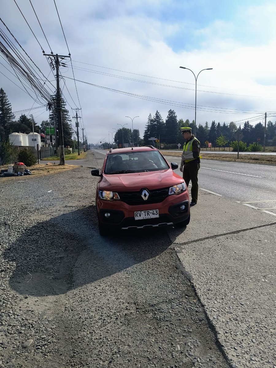 CarabNuble's tweet photo. En el ingreso norte a #Chillán, Carabineros de la Subcomisaría #IAT y #Carreteras #Ñuble realiza control de velocidad y reitera a conductores el límite de 80 km/h para vehículos livianos y 60km/h vehículos pesados, en zona urbana. Todos somos responsables de una #RutaSegura. https://t.co/X7zdDiPpRc
