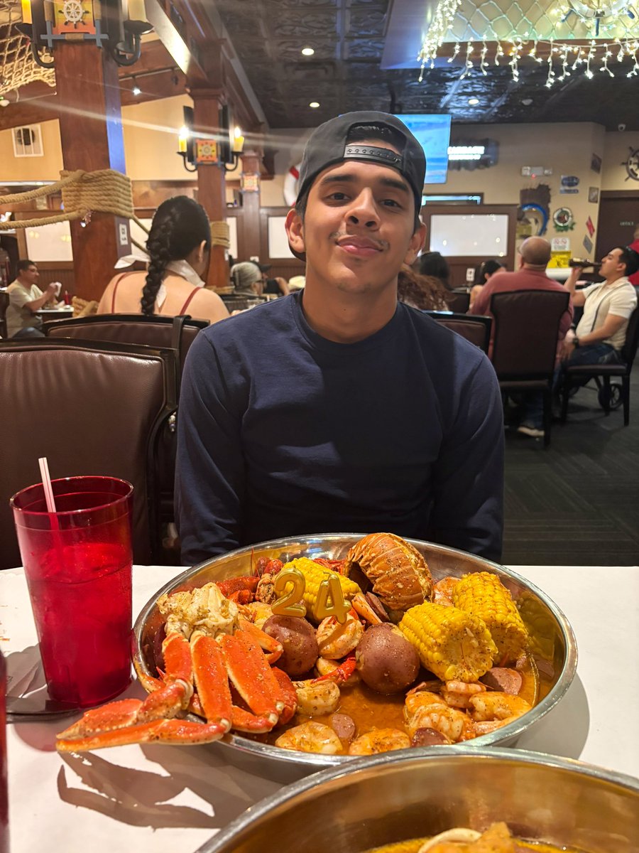 lys_quirozzz's tweet photo. Not the only seafood he got last night 😘🖤 #bdayboy https://t.co/ZZA9uGIvZ3