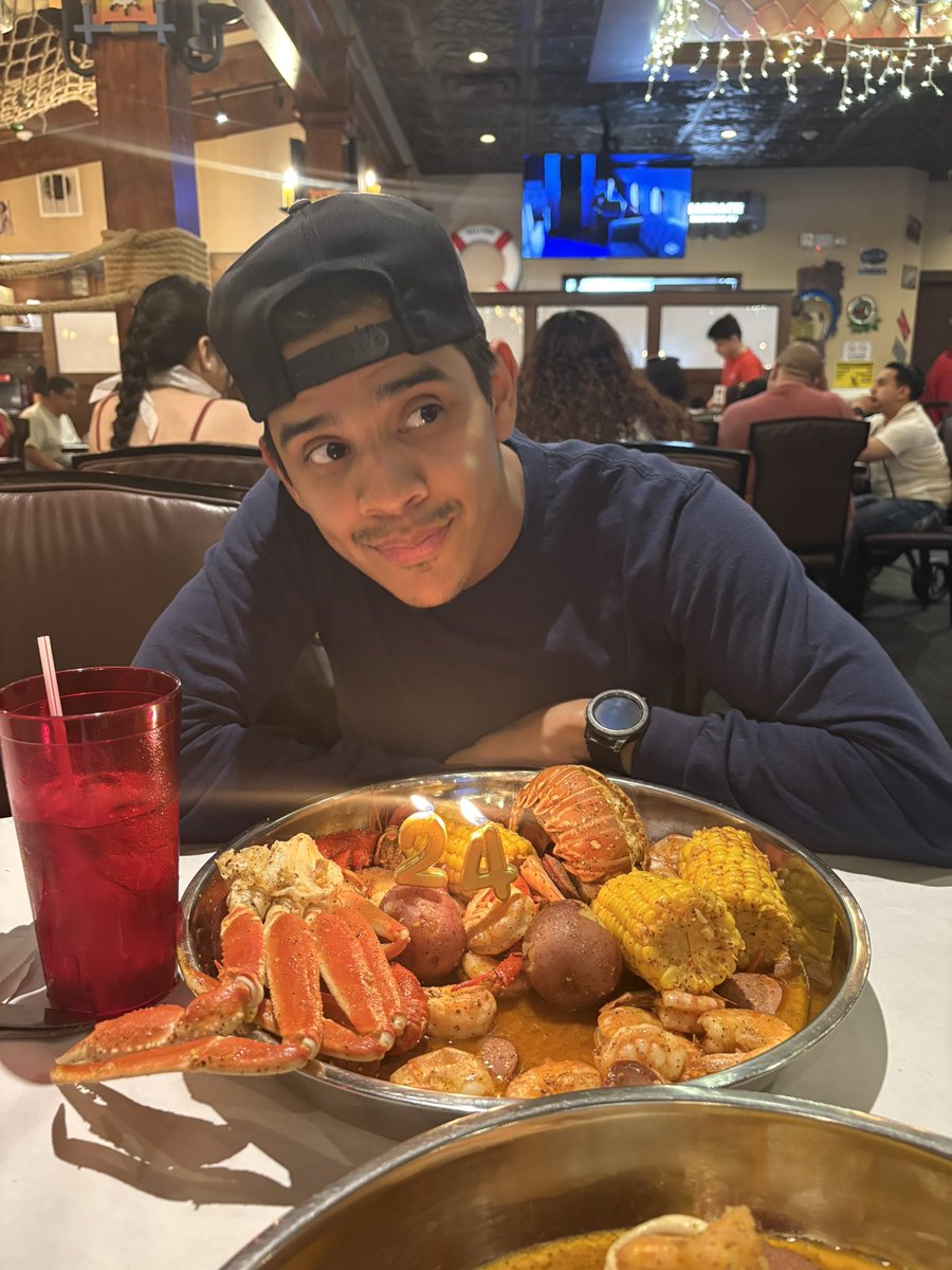 lys_quirozzz's tweet photo. Not the only seafood he got last night 😘🖤 #bdayboy https://t.co/ZZA9uGIvZ3