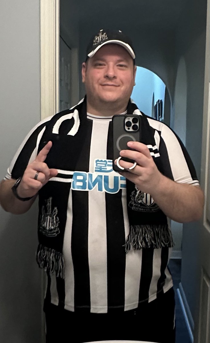 rilesman82's tweet photo. Howay the Lads!!! The Geordie World unites today. Gotta take down a tough Liverpool squad. Black White Army Toon Toon!!! #NUFC #HowayTheLads #CarabaoCupFinal #EFL #wedontdoquiet https://t.co/rjT7152Tp1