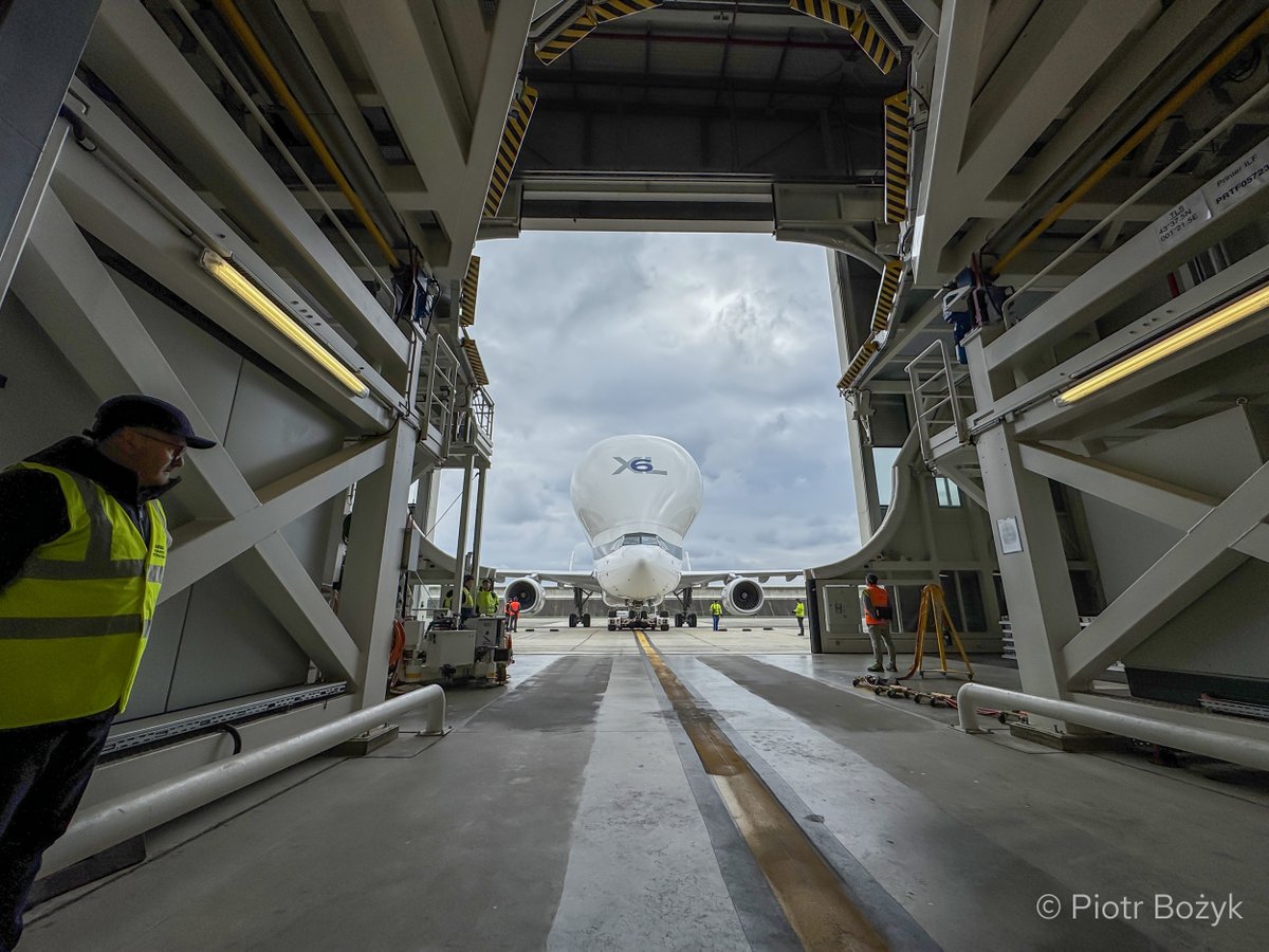 PiotrBozyk's tweet image. Niecodziennie zdarza się możliwość, aby zajrzeć do środka samolotów #BelugaXL 👉 rynek-lotniczy.pl/wiadomosci/air… Po wielu ustaleniach i oczekiwaniu na odpowiedni moment, udało mi się kilka dni temu uczestniczyć w jednym z rozładunków. Podczas wizyty w Tuluzie moim przewodnikiem i mówcą