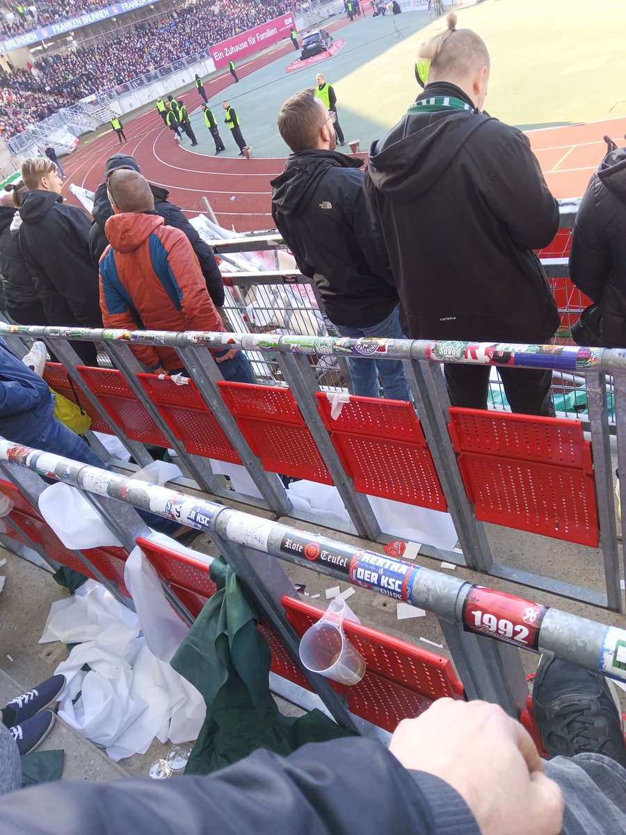 ManuFuel's tweet image. #Fürther Auswärtsblock 10 min vor Abpfiff. Lappen! #FCN