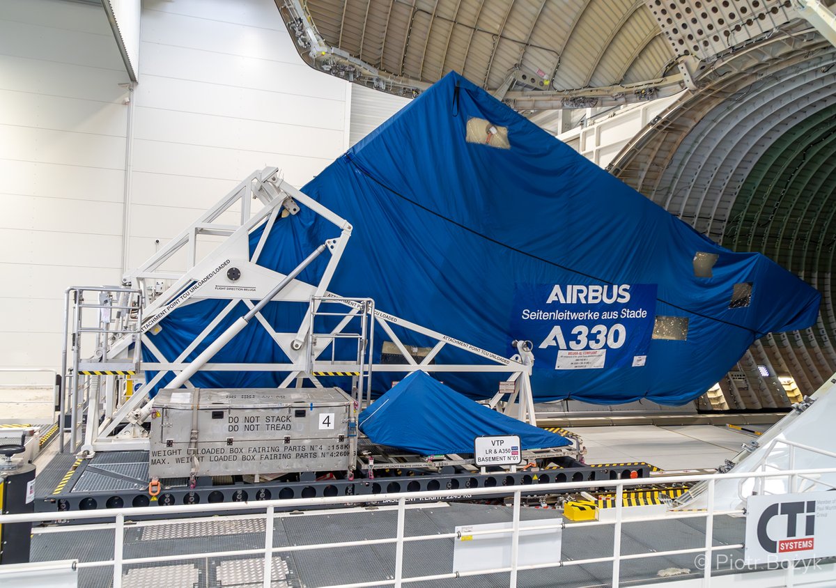 PiotrBozyk's tweet image. Niecodziennie zdarza się możliwość, aby zajrzeć do środka samolotów #BelugaXL 👉 rynek-lotniczy.pl/wiadomosci/air… Po wielu ustaleniach i oczekiwaniu na odpowiedni moment, udało mi się kilka dni temu uczestniczyć w jednym z rozładunków. Podczas wizyty w Tuluzie moim przewodnikiem i mówcą
