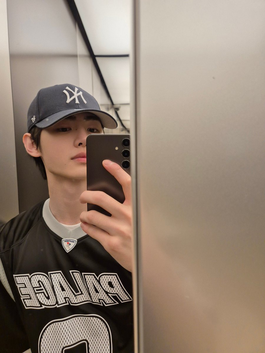 prodshn's tweet photo. sunghoon blessing the elevator mirror inside the building https://t.co/eQZEgosWMN