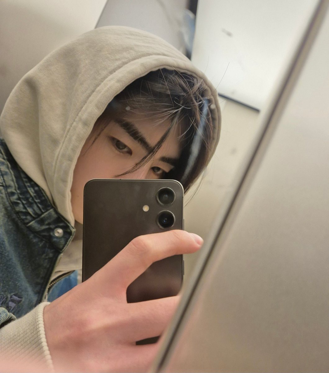 prodshn's tweet photo. sunghoon blessing the elevator mirror inside the building https://t.co/eQZEgosWMN
