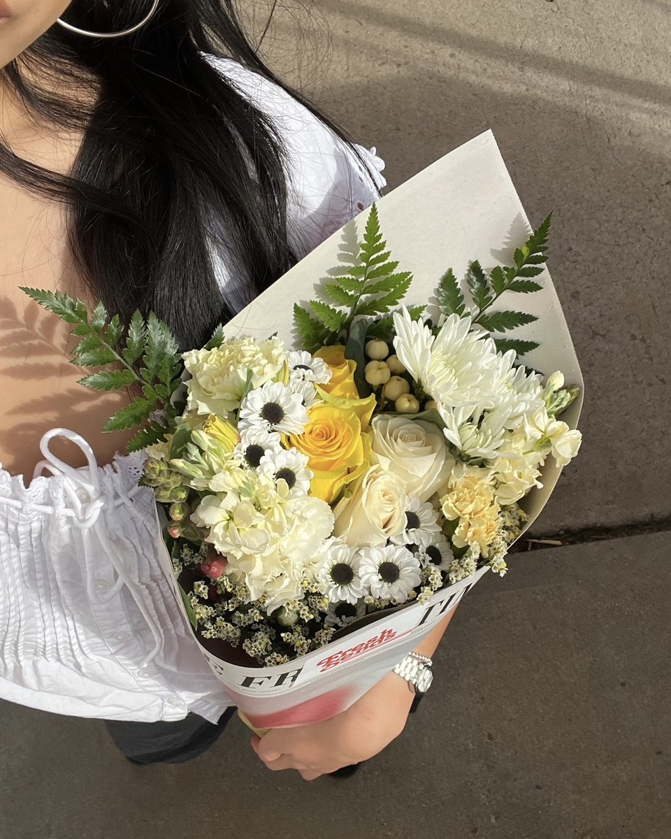 If spring were a bouquet, this would be it. 🌼💛