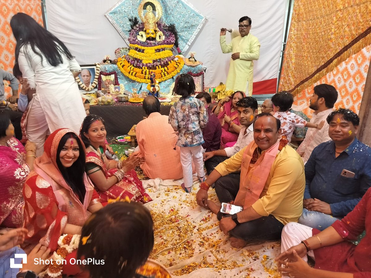 kusumyadavbjp's tweet photo. आज जौहरी बाजार स्थित केजीबी का रास्ता में फाल्गुन के रंग, श्याम के संग 'भव्य फागोत्सव' कार्यक्रम में उपस्थित हुई। यहां श्याम भजनों के साथ सभी महानुभावों को इस पावन उत्सव की बधाई दी तथा लखदातार से मेरे जयपुर परिवार की सुख-समृद्धि एवं खुशहाली के लिए मंगल का��ना की।
#fagotsava #Holi https://t.co/nCkTjOsjOJ