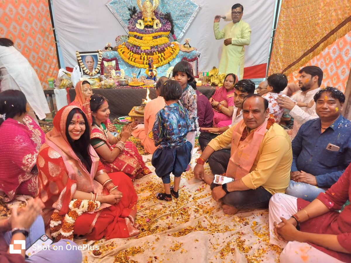 kusumyadavbjp's tweet photo. आज जौहरी बाजार स्थित केजीबी का रास्ता में फाल्गुन के रंग, श्याम के संग 'भव्य फागोत्सव' कार्यक्रम में उपस्थित हुई। यहां श्याम भजनों के साथ सभी महानुभावों को इस पावन उत्सव की बधाई दी तथा लखदातार से मेरे जयपुर परिवार की सुख-समृद्धि एवं खुशहाली के लिए मंगल का��ना की।
#fagotsava #Holi https://t.co/nCkTjOsjOJ