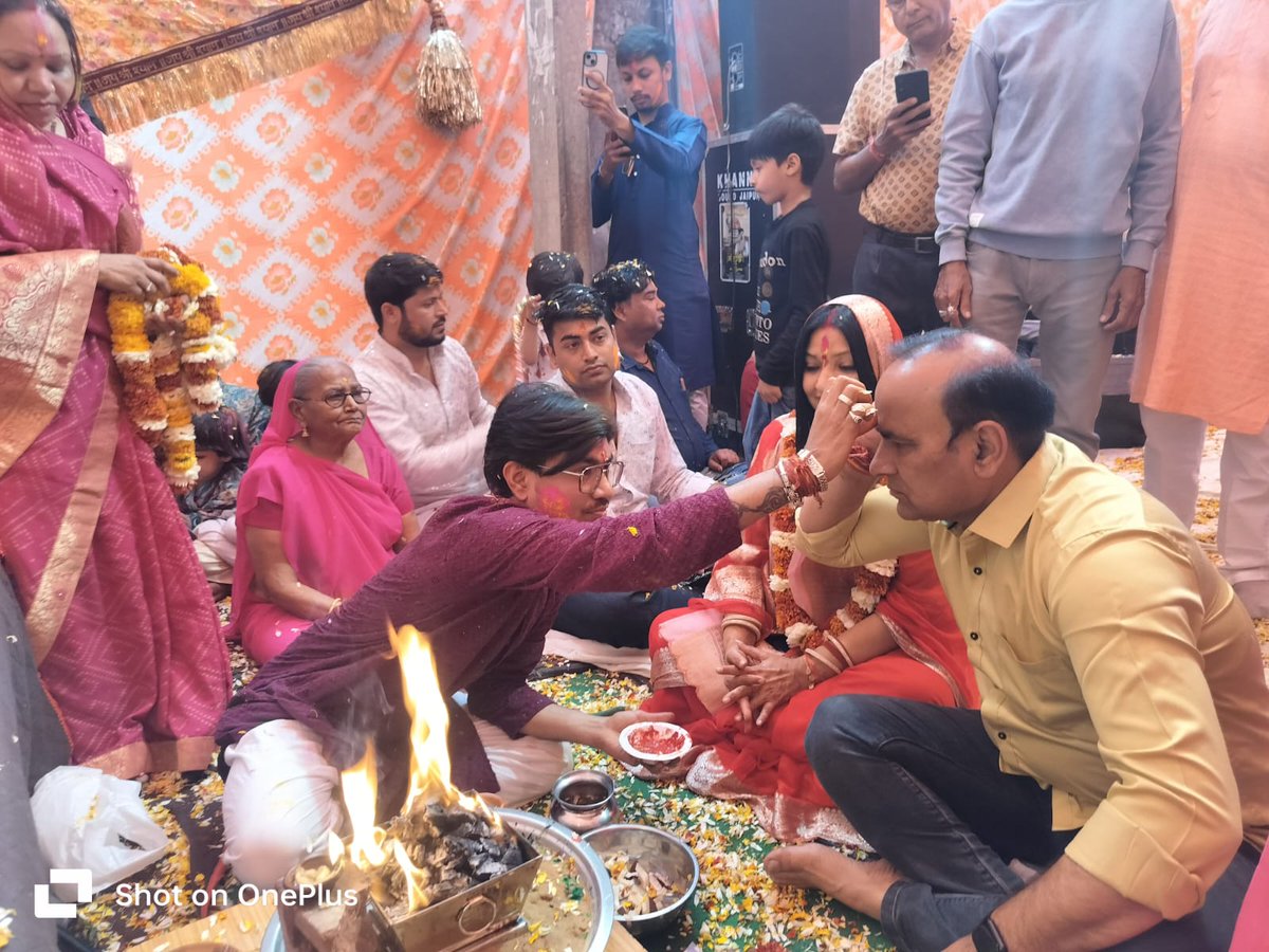 kusumyadavbjp's tweet photo. आज जौहरी बाजार स्थित केजीबी का रास्ता में फाल्गुन के रंग, श्याम के संग 'भव्य फागोत्सव' कार्यक्रम में उपस्थित हुई। यहां श्याम भजनों के साथ सभी महानुभावों को इस पावन उत्सव की बधाई दी तथा लखदातार से मेरे जयपुर परिवार की सुख-समृद्धि एवं खुशहाली के लिए मंगल का��ना की।
#fagotsava #Holi https://t.co/nCkTjOsjOJ