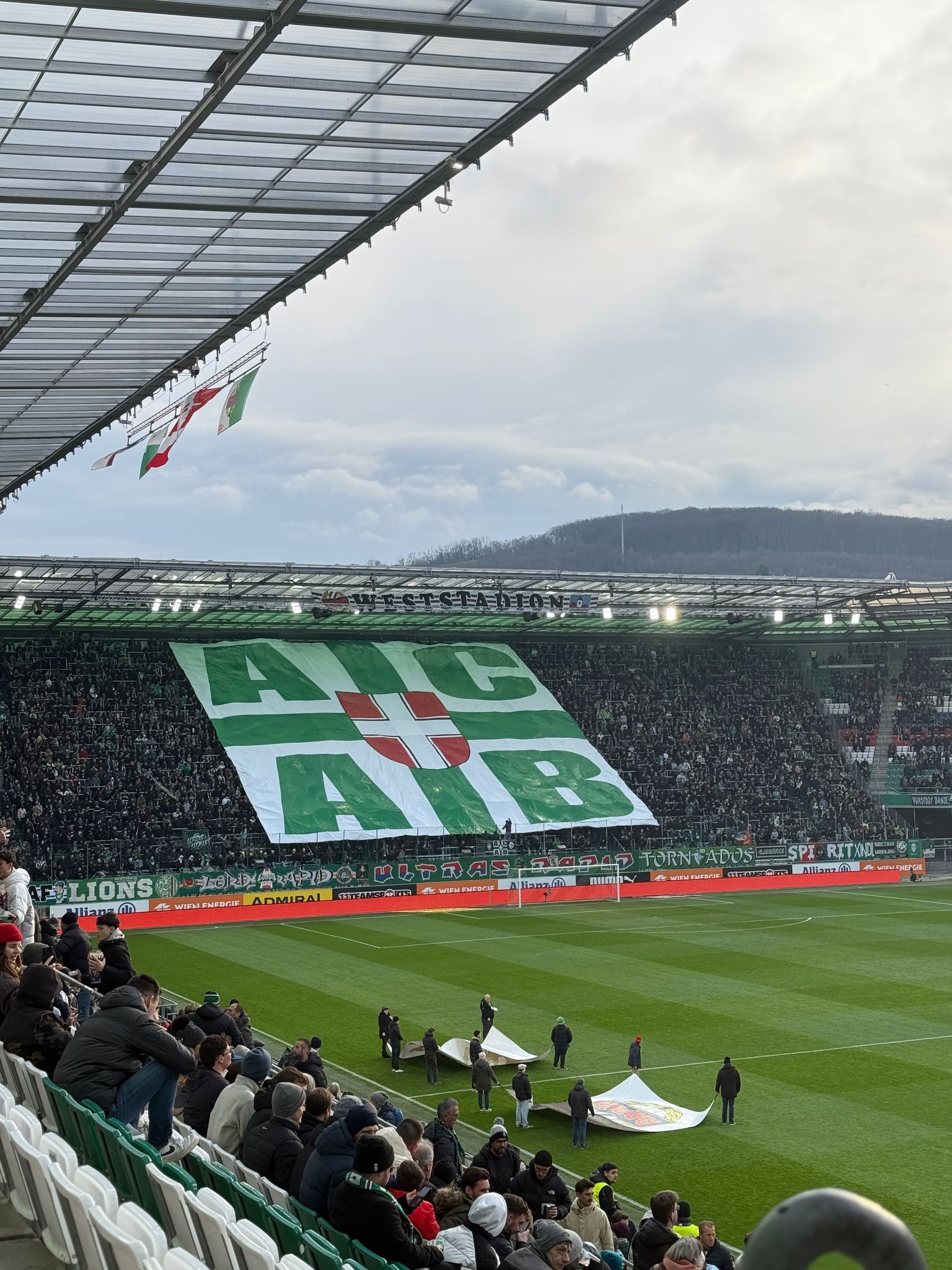 GmLJNDZbEAA27cP?format=jpg&name=large