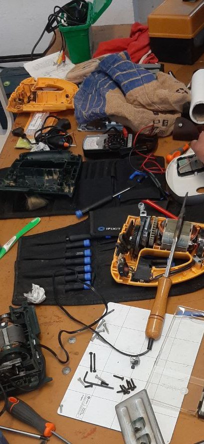 CdEinesiFeines's tweet photo. A la #restartparty d'ahir vam reparar una bullidora d'aigua, la caladora de #CaixadEines, el reproductor mp3 de la Consol i una balança de cuina.
En altres casos no va anar tant bé, però en alguns encara hi ha l'opció de trobar la peça i reemplaçar-la... a la propera: 5 d'abril! https://t.co/9BRA5ZrZ4W