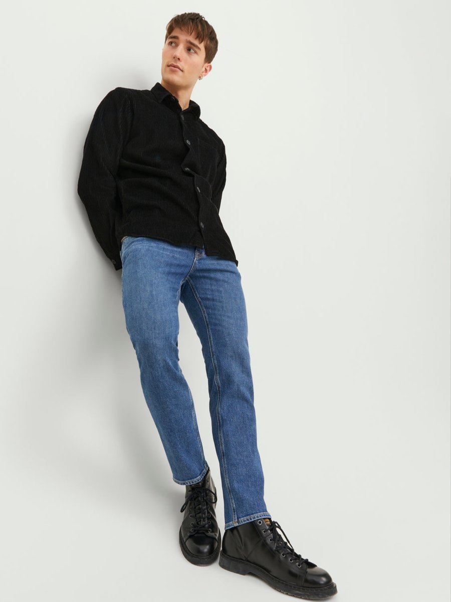 StazoFashion's tweet image. Feeling the blue vibes with our JJICLARK Jeans. At just €49.99, let your style do the talking! 🌀👖 #DenimVibes #JackJones jackjonescy.com/products/jeans…