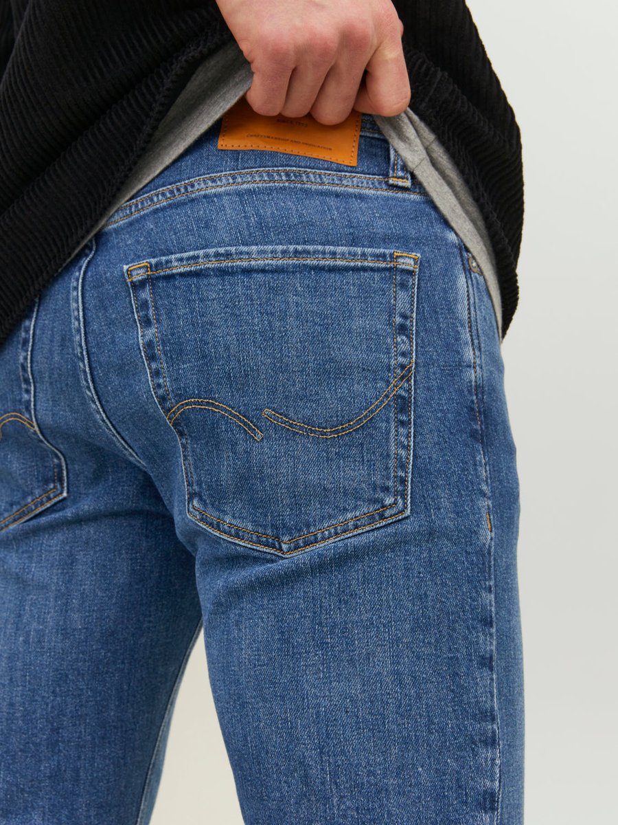 StazoFashion's tweet image. Feeling the blue vibes with our JJICLARK Jeans. At just €49.99, let your style do the talking! 🌀👖 #DenimVibes #JackJones jackjonescy.com/products/jeans…