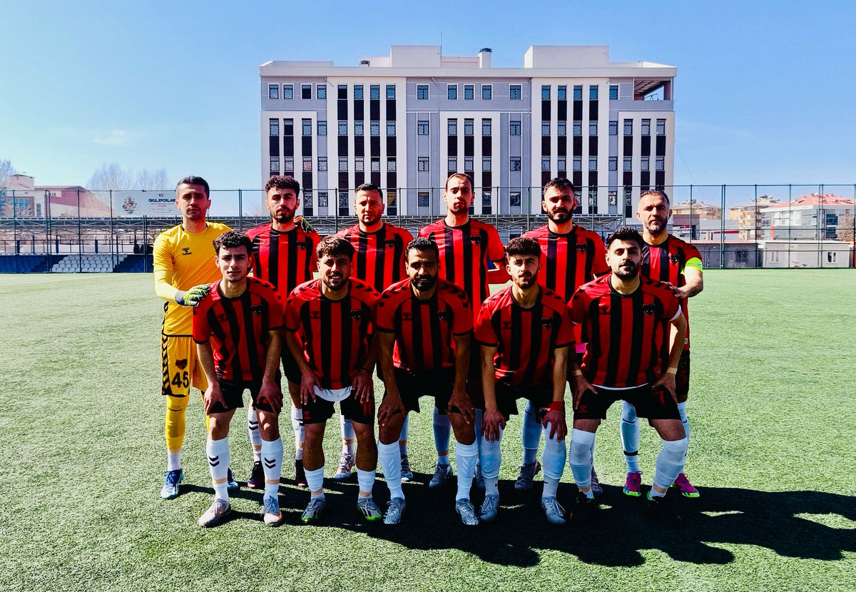 vbb_sk65's tweet photo. Play-Off ikinci maçında 3 puan bizim 💪🏻

Amatör Futbol A Takımımız bugün oynanan Play-Off ikinci müsabakasında İpekyolu Semt Sahasında İpekyolu Belediyespor ile karşılaştı. 

Takımımız sahadan 3-2 galip ayrıldı. ❤️🖤 https://t.co/cpbD2ZKTad