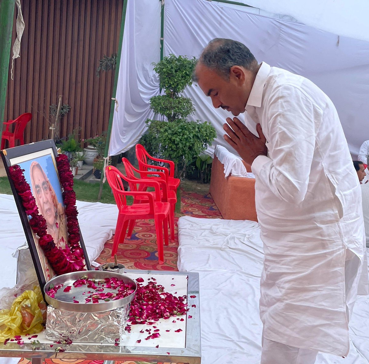 UmedPatuwas's tweet photo. पूर्व राज्यसभा सांसद स्वर्गीय श्री पंडित रामजीलाल जी की धर्मपत्नी व आदमपुर से विधायक एवं सेवानिवृत्ति आईएएस चंद्र प्रकाश जी की पूज्य चाची जी स्वर्गीय श्रीमती जाना देवी जी के देहावसान के उपरांत चरखी दादरी से विधायक भाई सुनील सांगवान जी सहित हिसार विश्वकर्मा कॉलोनी में स्थित उनके निवास स्थान पहुंचकर श्रद्धा सुमन अर्पित किए और शोक संतृप्त परिजनों से भेंट कर संवेदना व्यक्त की।

मैं परम पिता परमात्मा से प्रार्थना करता हूं कि दिवंगत आत्मा को अपने श्री चरणों में स्थान दें और परिवार को यह असीम दुख सहने की शक्ति प्रदान करें।

ॐ शांति 🙏
