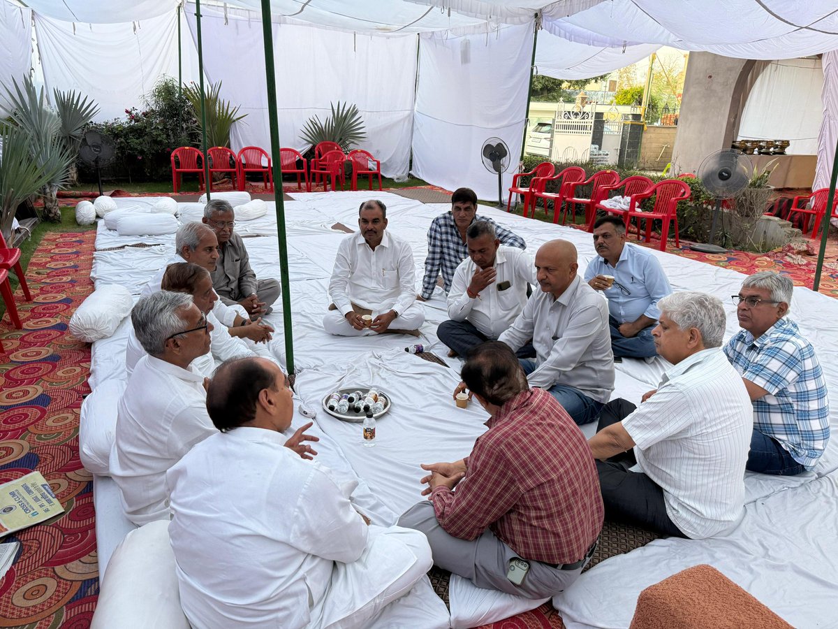 UmedPatuwas's tweet photo. पूर्व राज्यसभा सांसद स्वर्गीय श्री पंडित रामजीलाल जी की धर्मपत्नी व आदमपुर से विधायक एवं सेवानिवृत्ति आईएएस चंद्र प्रकाश जी की पूज्य चाची जी स्वर्गीय श्रीमती जाना देवी जी के देहावसान के उपरांत चरखी दादरी से विधायक भाई सुनील सांगवान जी सहित हिसार विश्वकर्मा कॉलोनी में स्थित उनके निवास स्थान पहुंचकर श्रद्धा सुमन अर्पित किए और शोक संतृप्त परिजनों से भेंट कर संवेदना व्यक्त की।

मैं परम पिता परमात्मा से प्रार्थना करता हूं कि दिवंगत आत्मा को अपने श्री चरणों में स्थान दें और परिवार को यह असीम दुख सहने की शक्ति प्रदान करें।

ॐ शांति 🙏