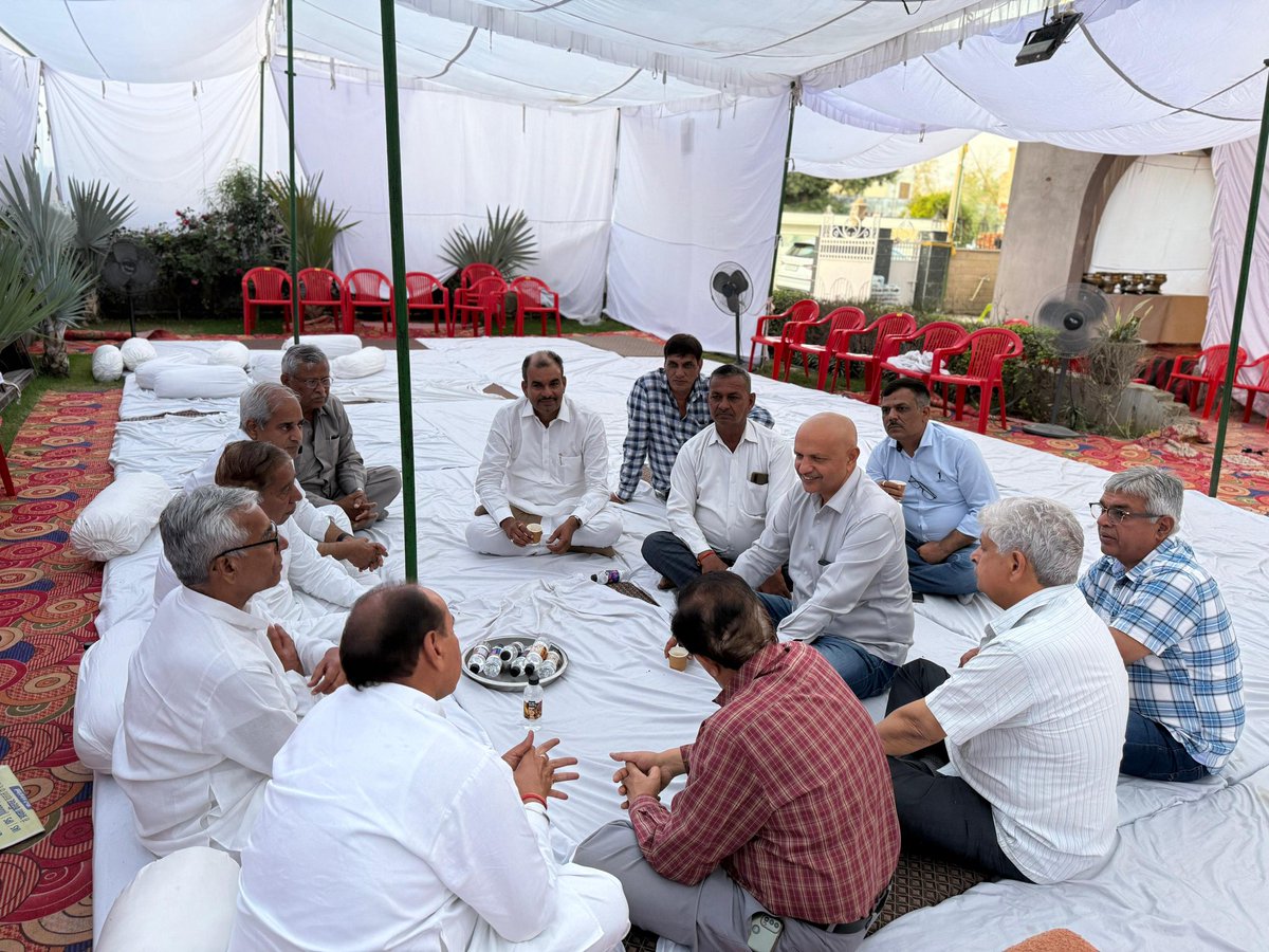 UmedPatuwas's tweet photo. पूर्व राज्यसभा सांसद स्वर्गीय श्री पंडित रामजीलाल जी की धर्मपत्नी व आदमपुर से विधायक एवं सेवानिवृत्ति आईएएस चंद्र प्रकाश जी की पूज्य चाची जी स्वर्गीय श्रीमती जाना देवी जी के देहावसान के उपरांत चरखी दादरी से विधायक भाई सुनील सांगवान जी सहित हिसार विश्वकर्मा कॉलोनी में स्थित उनके निवास स्थान पहुंचकर श्रद्धा सुमन अर्पित किए और शोक संतृप्त परिजनों से भेंट कर संवेदना व्यक्त की।

मैं परम पिता परमात्मा से प्रार्थना करता हूं कि दिवंगत आत्मा को अपने श्री चरणों में स्थान दें और परिवार को यह असीम दुख सहने की शक्ति प्रदान करें।

ॐ शांति 🙏