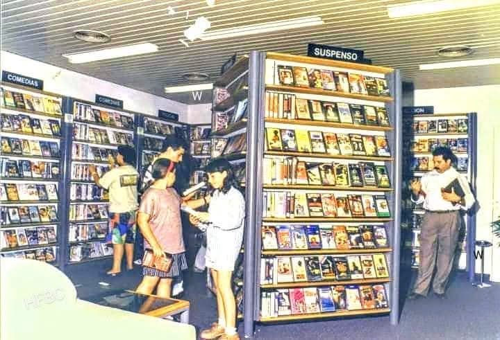 HistoriaFotBog's tweet photo. Cuando se alquilaban las películas en Betatonio,..😍😍 Que Recuerdos 😍😍,... Bogotá años 90. https://t.co/wSc7lnW24U