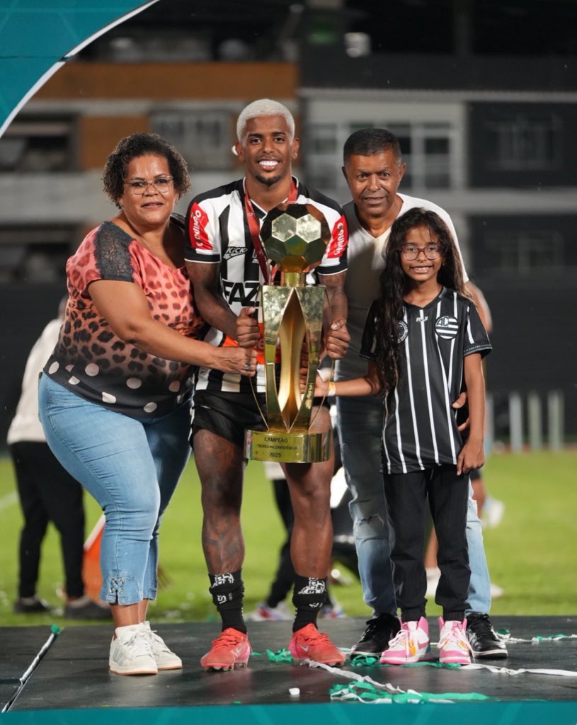 WesleyyDavid's tweet photo. Feliz por essa conquista!Momento especial com esse grupo batalhador e merecedor. Parabéns, time! Vamos por mais! 🏆🙏🏾⚫️⚪️ @athleticclubmg https://t.co/9AmgVDbihD