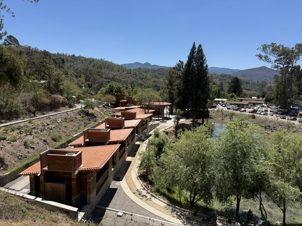 DEELAYUUK's tweet photo. “Juárez sigue gobernando con su ejemplo”

Por encargo de nuestra Presidenta Constitucional @Claudiashein escuchamos y damos atención a las demandas de justicia y bienestar de los pueblos indígenas de la Sierra Juárez. 

Son muchos los años de olvido y exclusión, pero hoy se empieza a construir una nueva historia, en el que nuestras comunidades asumen su condición de sujetos de derecho público, sujetos de su propio desarrollo, tal como lo reconoce el artículo 2 de la Constitución Mexicana.