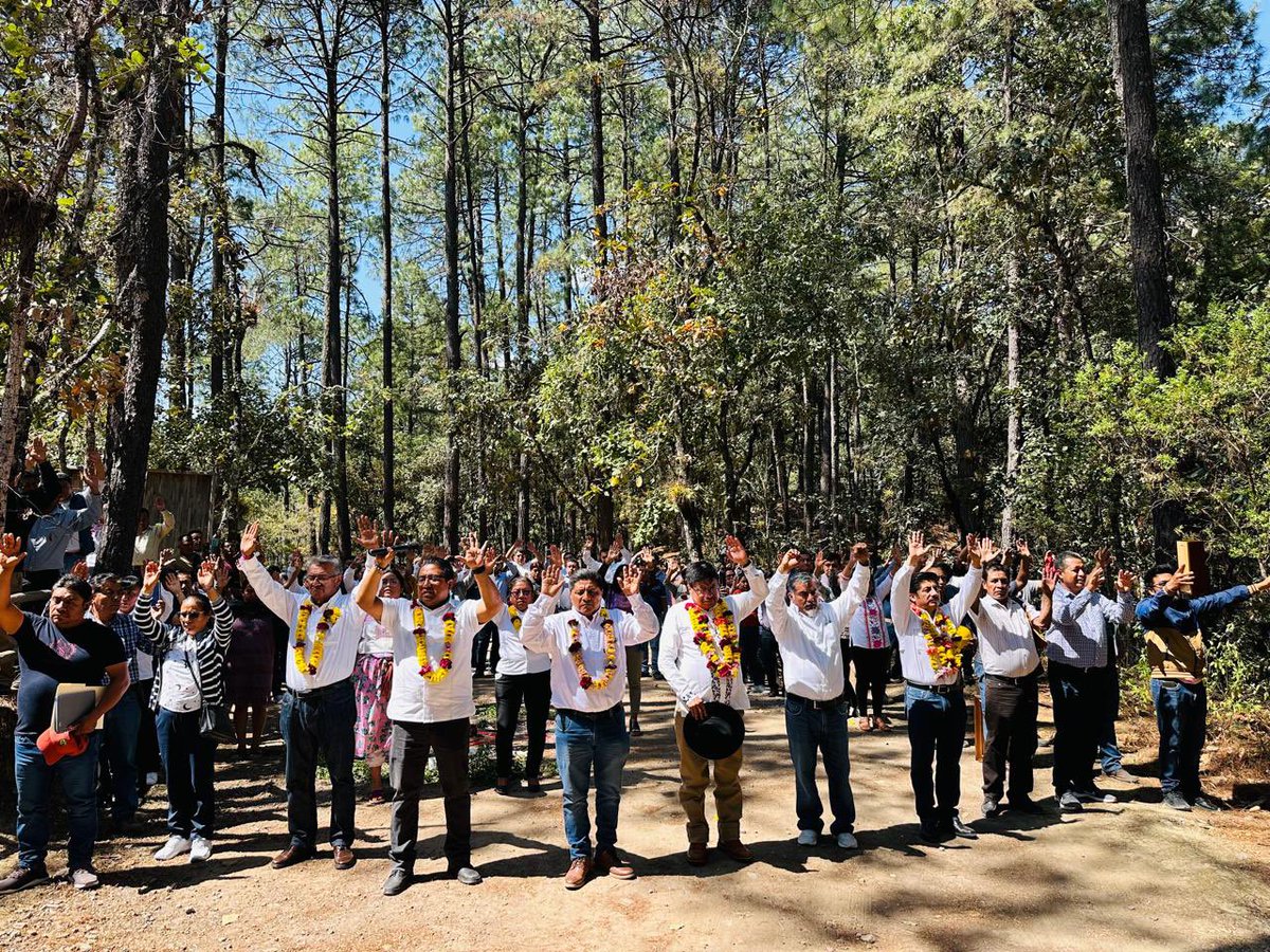 DEELAYUUK's tweet photo. “Juárez sigue gobernando con su ejemplo”

Por encargo de nuestra Presidenta Constitucional @Claudiashein escuchamos y damos atención a las demandas de justicia y bienestar de los pueblos indígenas de la Sierra Juárez. 

Son muchos los años de olvido y exclusión, pero hoy se empieza a construir una nueva historia, en el que nuestras comunidades asumen su condición de sujetos de derecho público, sujetos de su propio desarrollo, tal como lo reconoce el artículo 2 de la Constitución Mexicana.