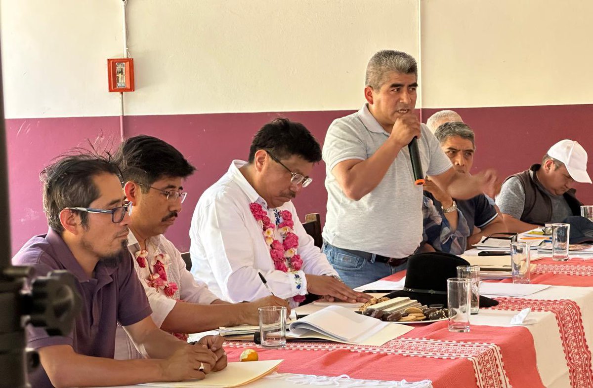 DEELAYUUK's tweet photo. “Juárez sigue gobernando con su ejemplo”

Por encargo de nuestra Presidenta Constitucional @Claudiashein escuchamos y damos atención a las demandas de justicia y bienestar de los pueblos indígenas de la Sierra Juárez. 

Son muchos los años de olvido y exclusión, pero hoy se empieza a construir una nueva historia, en el que nuestras comunidades asumen su condición de sujetos de derecho público, sujetos de su propio desarrollo, tal como lo reconoce el artículo 2 de la Constitución Mexicana.