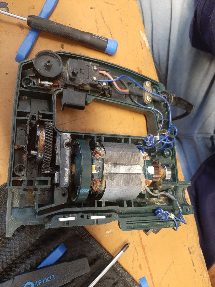 CdEinesiFeines's tweet photo. A la #restartparty d'ahir vam reparar una bullidora d'aigua, la caladora de #CaixadEines, el reproductor mp3 de la Consol i una balança de cuina.
En altres casos no va anar tant bé, però en alguns encara hi ha l'opció de trobar la peça i reemplaçar-la... a la propera: 5 d'abril! https://t.co/9BRA5ZrZ4W