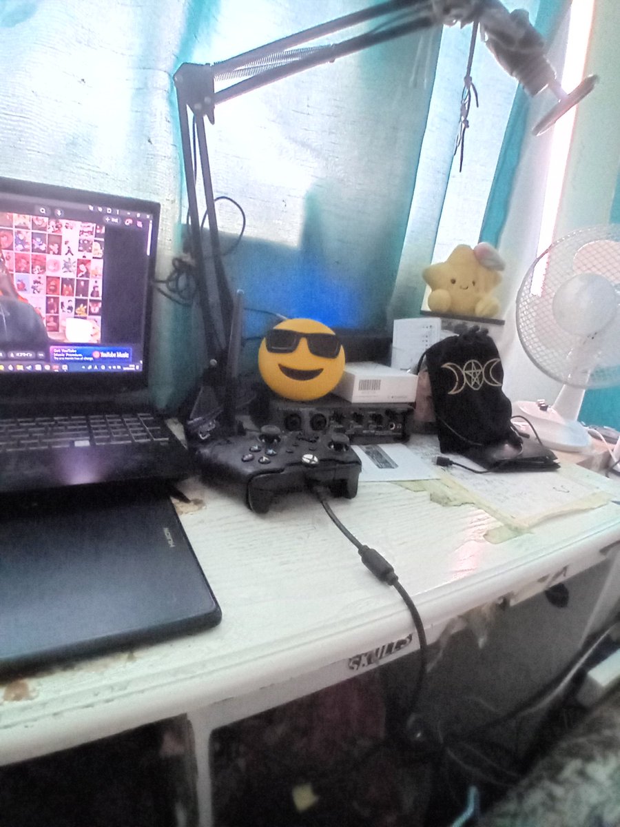 Kairosthedemon's tweet photo. New desk set up https://t.co/5VK5dpcjdS