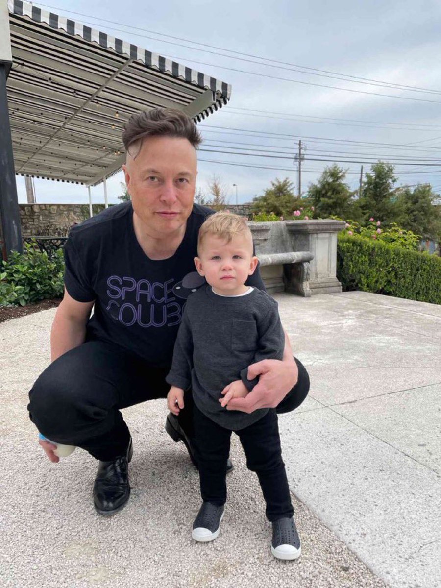 fartsniffer5k's tweet photo. linus and rerun https://t.co/xdqUKRraxd