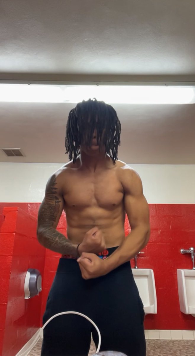 Malikbrown07's tweet photo. Broke my arm 4 months ago in a game(rushed for 150 just in the first 2 quarters in that game),that injury didn’t stop my hunger to be GREAT💯 #GODFIRST 
@un_FOURgettable  @Coach_Filkovski  @On3Recruits https://t.co/by6uRw7YHK