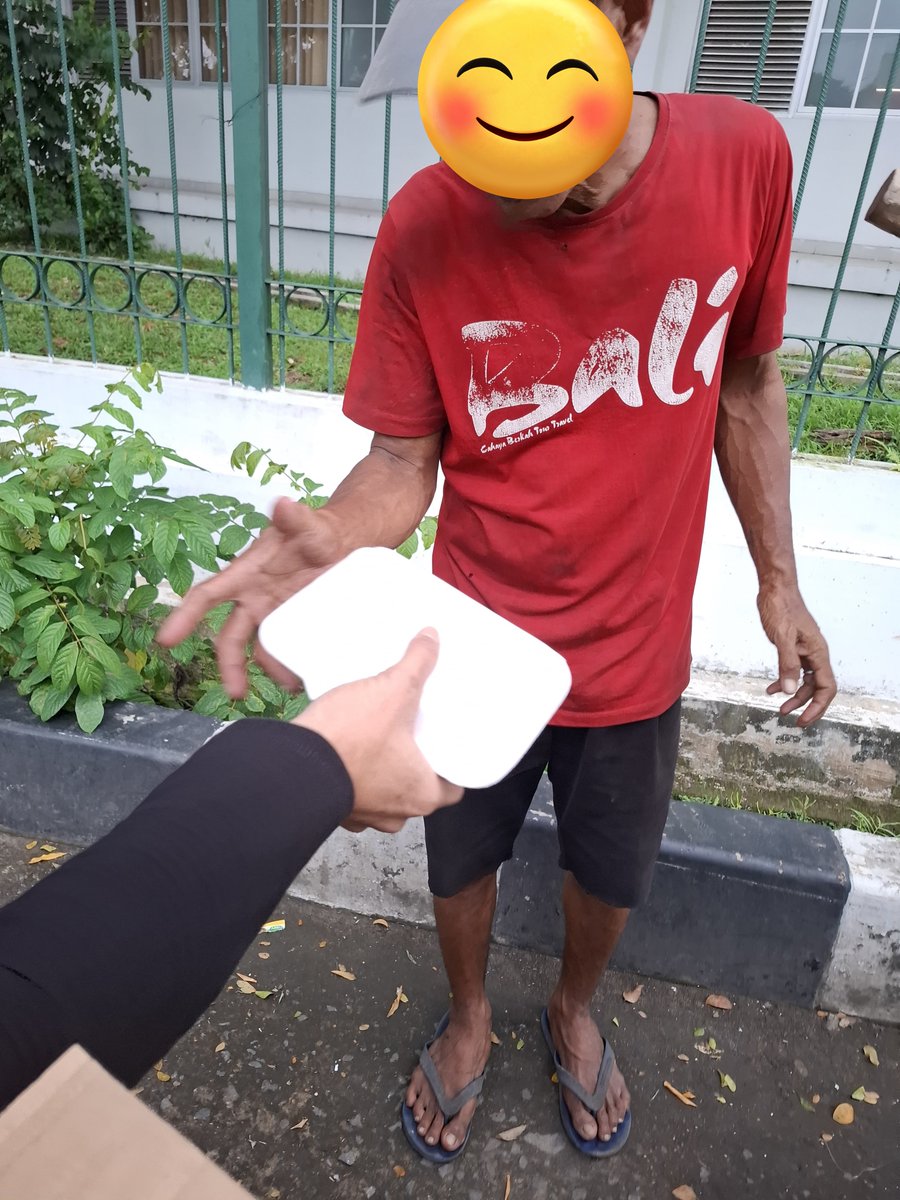 RabitMembaca's tweet photo. Beberapa momen saat volunteer sedang membagikan makanan untuk berbuka puasa. https://t.co/39B0gJAbEm
