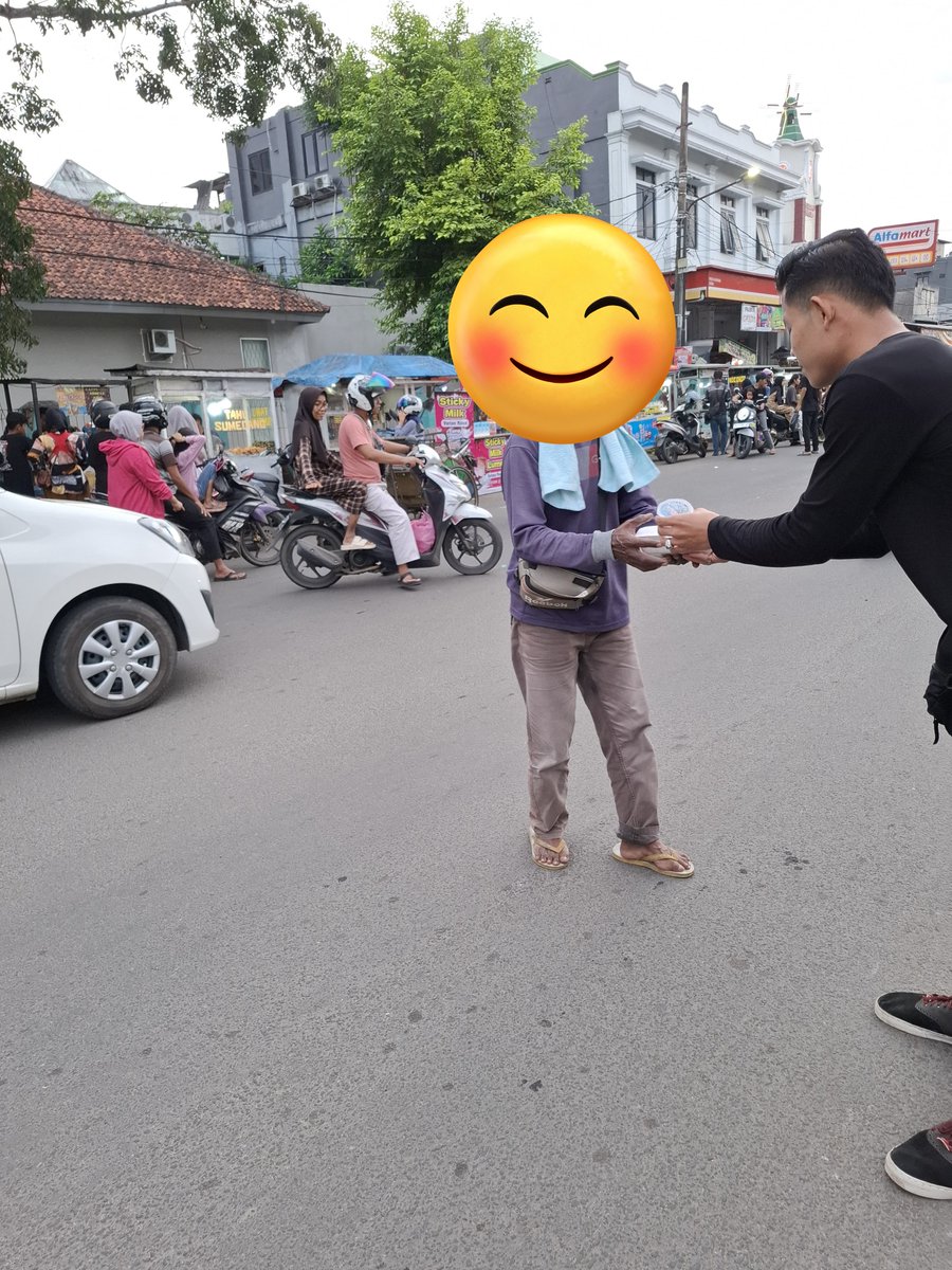 RabitMembaca's tweet photo. Beberapa momen saat volunteer sedang membagikan makanan untuk berbuka puasa. https://t.co/39B0gJAbEm