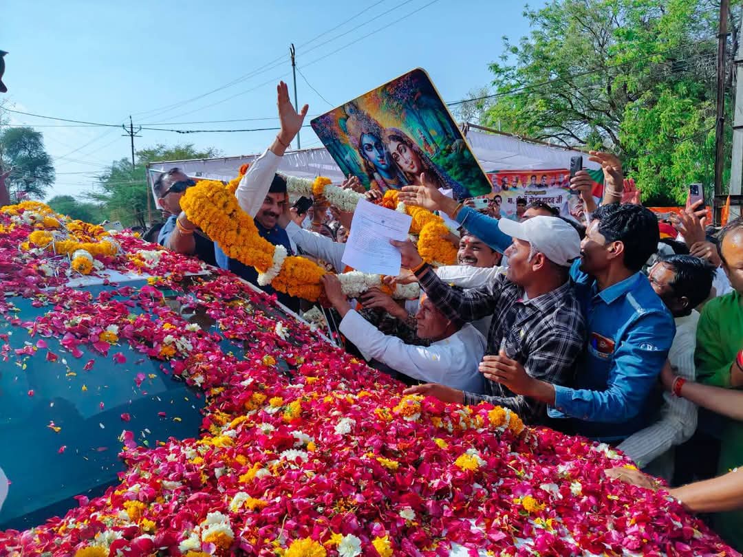 Deepak Meena (@dm_grspatondi) on Twitter photo आज ग्राम रोजगार सहायक संगठन जिला राजगढ़ के द्वारा माननीय मुख्यमंत्री महोदय डॉ मोहन यादव जी का श्री राधा कृष्ण भगवान की प्रतिमा भेंट कर हार माला पहनाकर भव्य स्वागत किया गया एवं ज्ञापन सौप गया !
<a href="/DrMohanYadav51/">Dr Mohan Yadav</a> <a href="/prahladspatel/">Prahlad Singh Patel ( वृक्ष से जल, जल से जीवन)</a> <a href="/minprdd/">Panchayat and Rural Development Department, MP</a> <a href="/sagargurjar11/">Sagarsingh Gurjar</a> <a href="/GRSUnionMP/">GRS Union MP</a> <a href="/RoshanParamar/">Roshan Paramar</a> आज ग्राम रोजगार सहायक संगठन जिला राजगढ़ के द्वारा माननीय मुख्यमंत्री महोदय डॉ मोहन यादव जी का श्री राधा कृष्ण भगवान की प्रतिमा भेंट कर हार माला पहनाकर भव्य स्वागत किया गया एवं ज्ञापन सौप गया !
<a href="/DrMohanYadav51/">Dr Mohan Yadav</a> <a href="/prahladspatel/">Prahlad Singh Patel ( वृक्ष से जल, जल से जीवन)</a> <a href="/minprdd/">Panchayat and Rural Development Department, MP</a> <a href="/sagargurjar11/">Sagarsingh Gurjar</a> <a href="/GRSUnionMP/">GRS Union MP</a> <a href="/RoshanParamar/">Roshan Paramar</a>