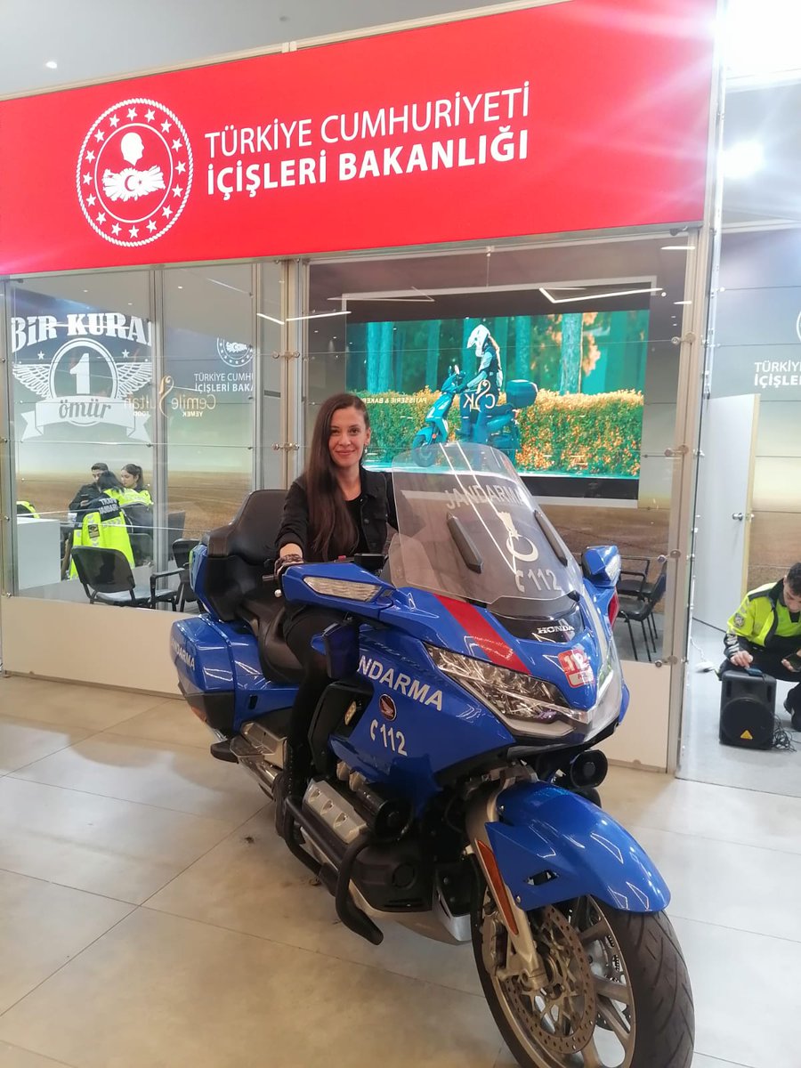 TrafikteHaklar's tweet image. İçişleri Bakanımız Sayın Ali Yerlikaya’nın teşrifleriyle açılışı gerçekleştirilen #Motobike İstanbul 2025 Fuarı’nda, #motorcu dostlarımızla bir araya geldik. Fuara davetleri için MOSEF Başkanı Murat Tomris’e teşekkür ederiz. Yeni iş birlikleri kurduğumuz verimli bir fuar oldu.