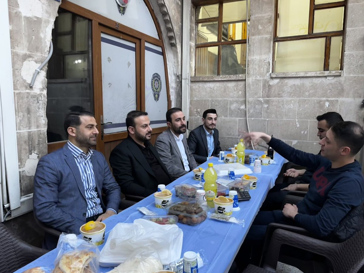 mbagmanci63's tweet photo. Ramazan Birlikte Daha Güzel😊

AK Parti Haliliye İlçe Başkanlığı olarak İlçe Başkan Yardımcılarımız Sn. Abdulkadir Kaya, Ahmet Demirkan ve Muhammed İzzettin Köseoğlu ile birlikte;

Sarayönü Polis Merkezimizdeki emniyet mensuplarımızın gönül sofralarına misafir olup, birlikte iftar yaptık. 

#AKHaliliye #MustafaBağmancı 
#Şanlıurfa #Haliliye #ramazan #ramadan #gönülsofrası 

@abuyukgumus @bybekirbozdag @Ziverozdemir @ensartopcu  @agral_abdullah @milhamigunbegi @hasansildak @hasansildak @AkHaliliiye @AkHaliliiye @Avkkaya @Ahmetdemirkanx @avmkoseoglu