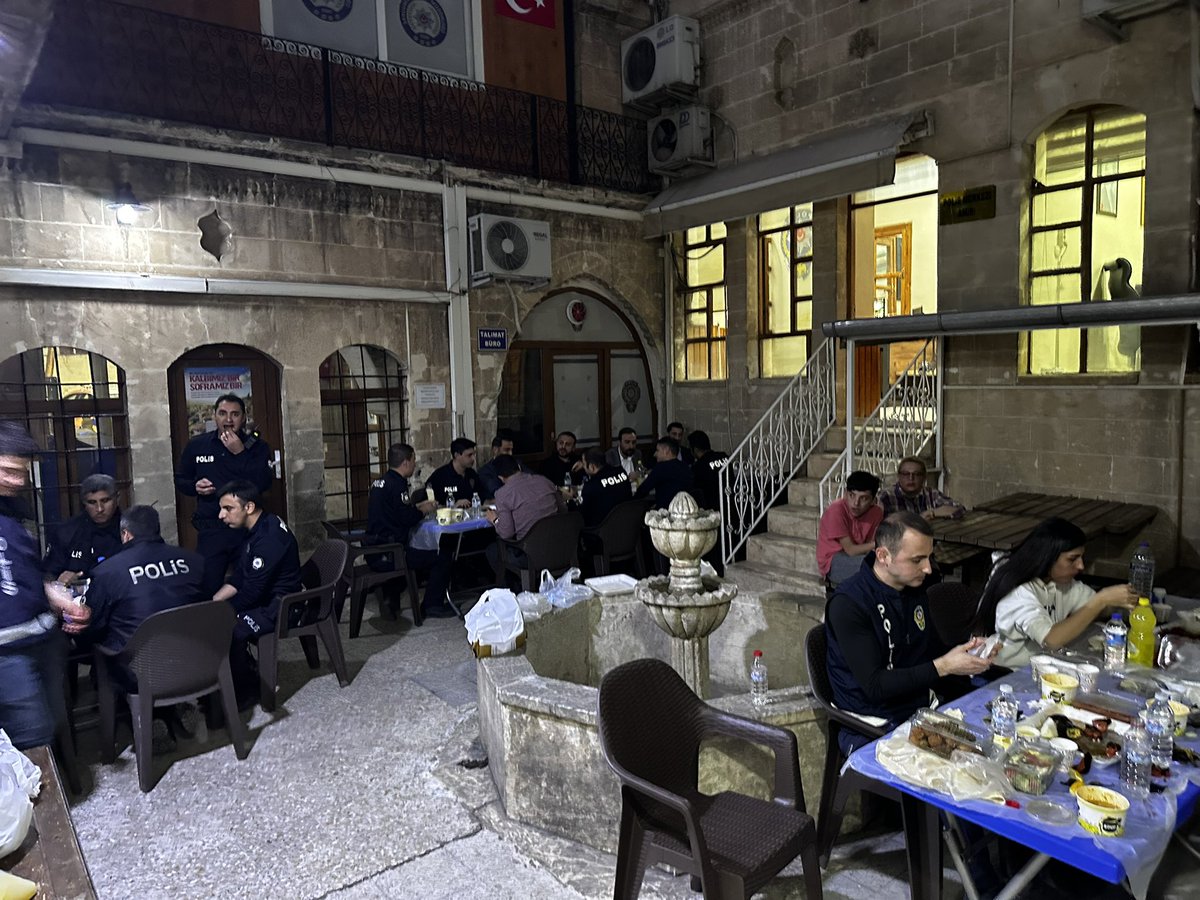 mbagmanci63's tweet photo. Ramazan Birlikte Daha Güzel😊

AK Parti Haliliye İlçe Başkanlığı olarak İlçe Başkan Yardımcılarımız Sn. Abdulkadir Kaya, Ahmet Demirkan ve Muhammed İzzettin Köseoğlu ile birlikte;

Sarayönü Polis Merkezimizdeki emniyet mensuplarımızın gönül sofralarına misafir olup, birlikte iftar yaptık. 

#AKHaliliye #MustafaBağmancı 
#Şanlıurfa #Haliliye #ramazan #ramadan #gönülsofrası 

@abuyukgumus @bybekirbozdag @Ziverozdemir @ensartopcu  @agral_abdullah @milhamigunbegi @hasansildak @hasansildak @AkHaliliiye @AkHaliliiye @Avkkaya @Ahmetdemirkanx @avmkoseoglu