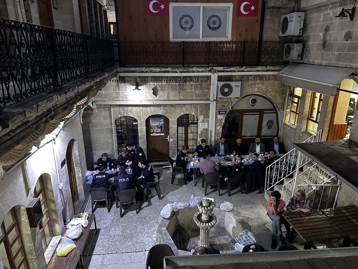 mbagmanci63's tweet photo. Ramazan Birlikte Daha Güzel😊

AK Parti Haliliye İlçe Başkanlığı olarak İlçe Başkan Yardımcılarımız Sn. Abdulkadir Kaya, Ahmet Demirkan ve Muhammed İzzettin Köseoğlu ile birlikte;

Sarayönü Polis Merkezimizdeki emniyet mensuplarımızın gönül sofralarına misafir olup, birlikte iftar yaptık. 

#AKHaliliye #MustafaBağmancı 
#Şanlıurfa #Haliliye #ramazan #ramadan #gönülsofrası 

@abuyukgumus @bybekirbozdag @Ziverozdemir @ensartopcu  @agral_abdullah @milhamigunbegi @hasansildak @hasansildak @AkHaliliiye @AkHaliliiye @Avkkaya @Ahmetdemirkanx @avmkoseoglu