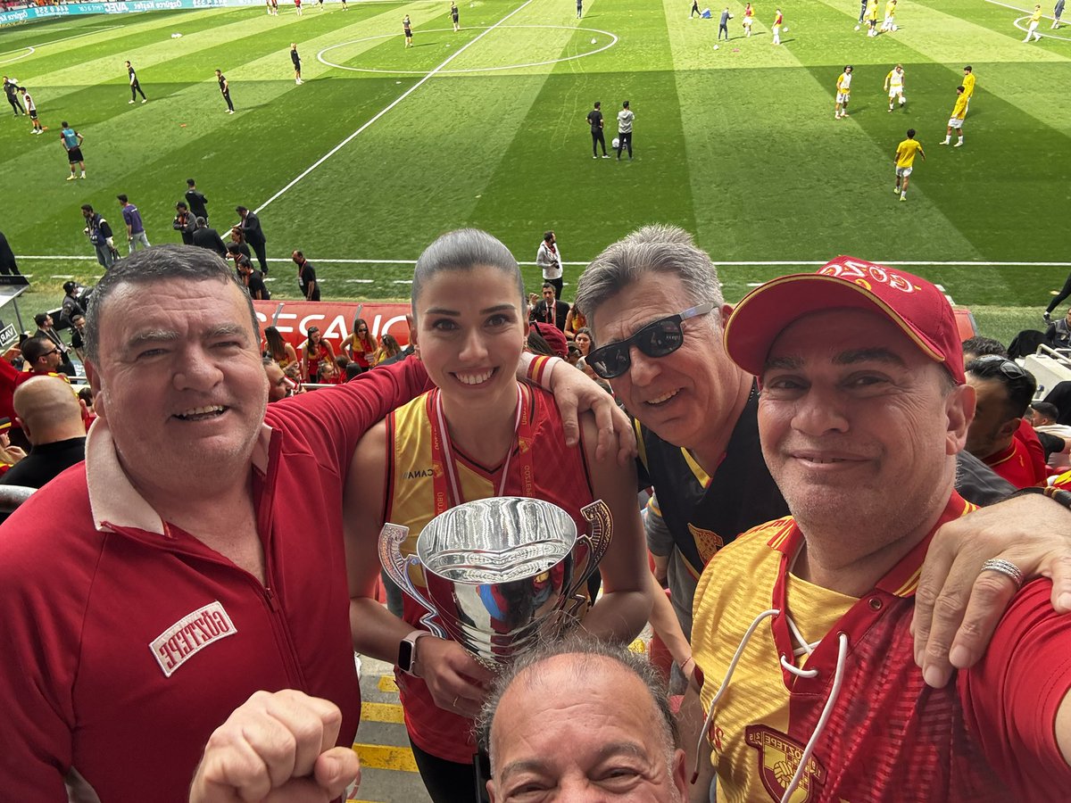 Şampiyon kızlarımız ile  birlikte ❤️💛🧿👏🏻