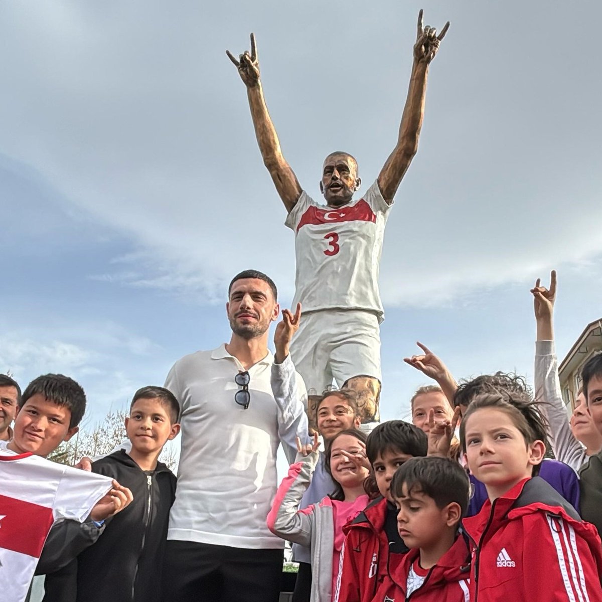 bpthaber's tweet photo. Merih Demiral, Bolu'daki heykeliyle bir araya geldi:

"UEFA'nın zoruna gitti herhalde, iyi ki yapmışım." https://t.co/TI2H3xwcl9