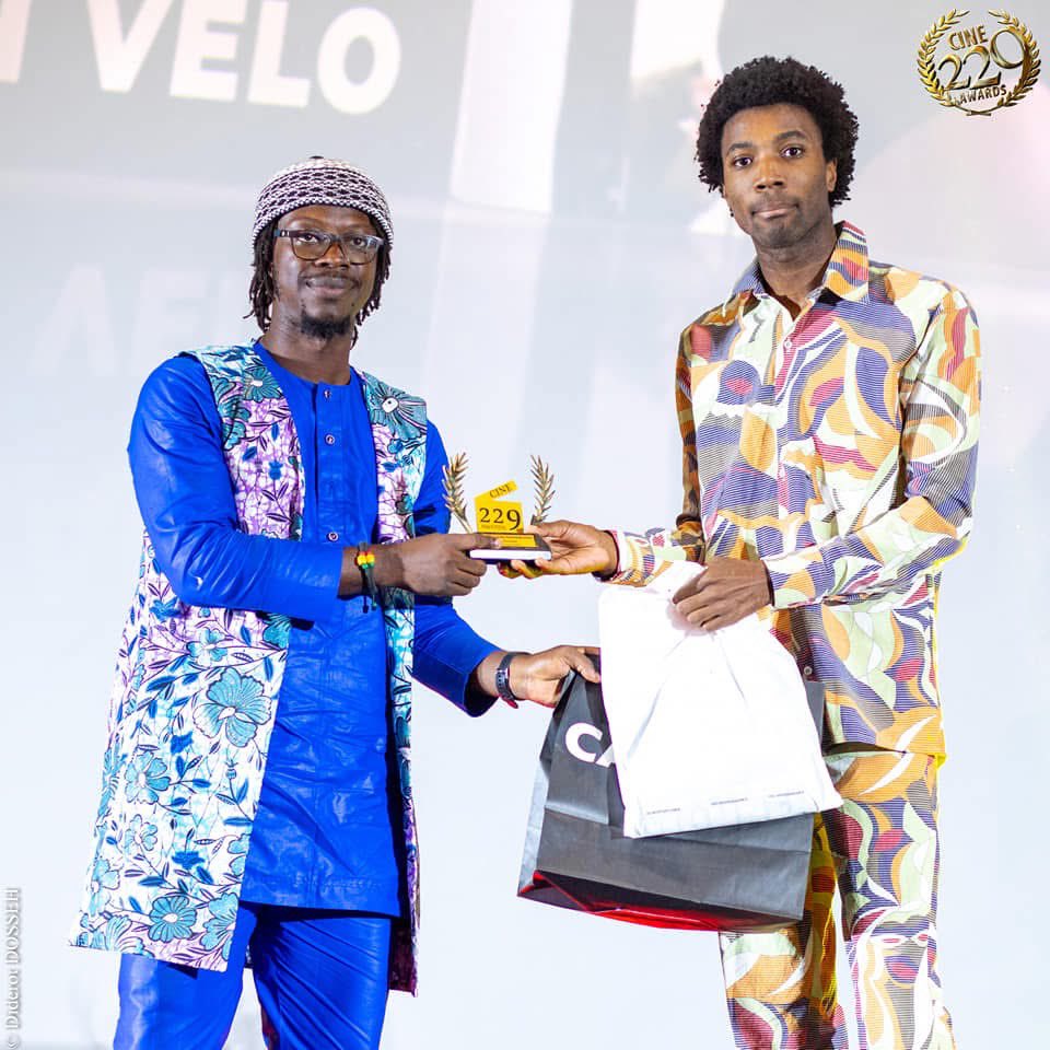 chabibiaou's tweet photo. Meilleure PHOTOGRAPHIE Fiction au CINÉ 229 (7ème édition) avec le film « MON VÉLO » de Francky TOHOUEGNON. 

Bravo à mon équipe 🇧🇯

#cine229 
#fictions
 #Benin https://t.co/yBFDlXQSrE