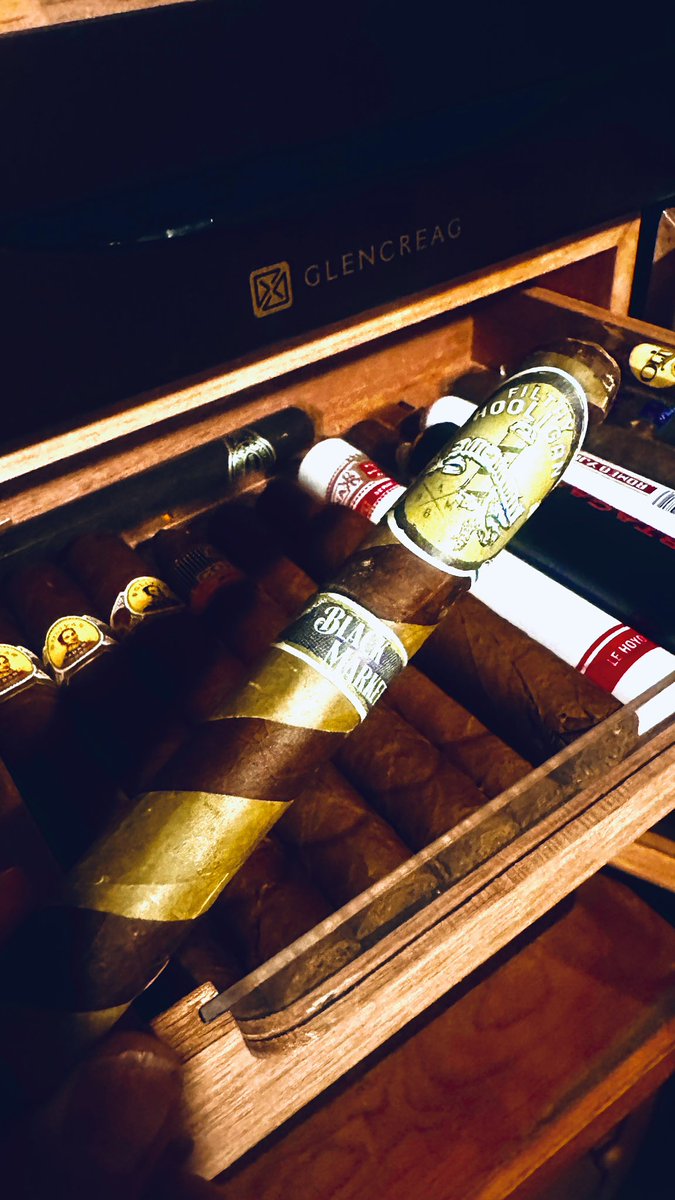 midnightdraw_'s tweet photo. Looking forward to lighting up an Alec Bradley Filthy Hooligan for St. Patrick’s Day tomorrow, the perfect smoke to celebrate the luck of the Irish.
#StPatricksDay #AlecBradley #FilthyHooligan #CigarLovers #SmokeAndSip #CigarAficionado #LuckySmoke https://t.co/AXBcLaiBBk
