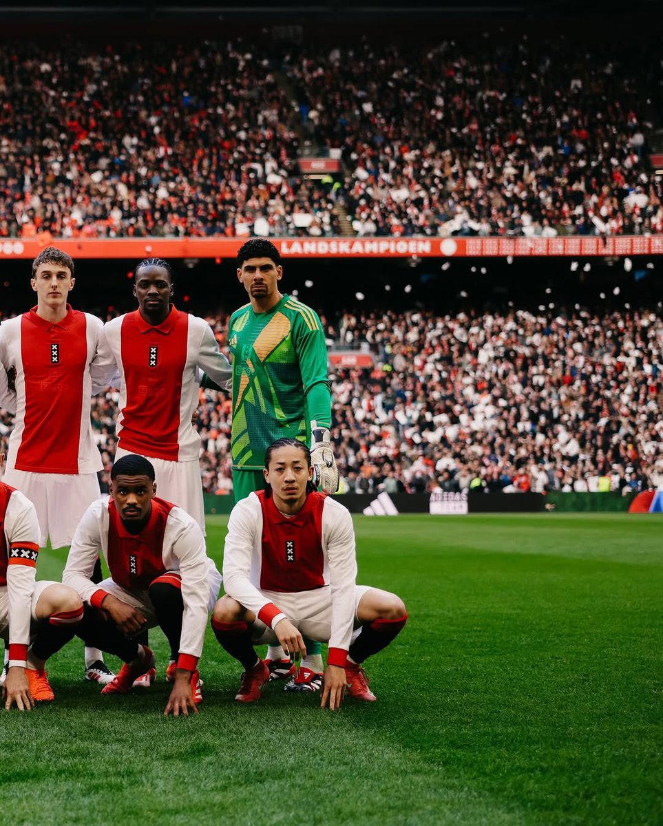 First11shirts's tweet image. Ajax wearing their 125-year anniversary kit😍