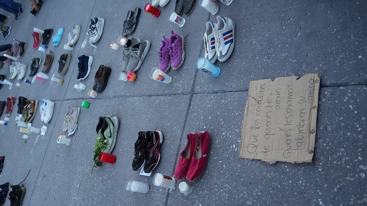 borisosman's tweet photo. Al llegar a El Zócalo, aún había poca gente, pero ya había discursos. Lo primero que vi fueron jóvenes diciendo que los padres de los jóvenes querían verlos graduados, no cremados. Algunos voluntarios habían puesto números en el piso para completar los 400 pares de zapatos que planificaron tener; el número se completó muy rápido. Yo agregué a la zona los zapatos que yo llevé. Una señorita impactada por las desapariciones ponía pétalos de flores sobre los zapatos que iban agregándose en esa zona.
