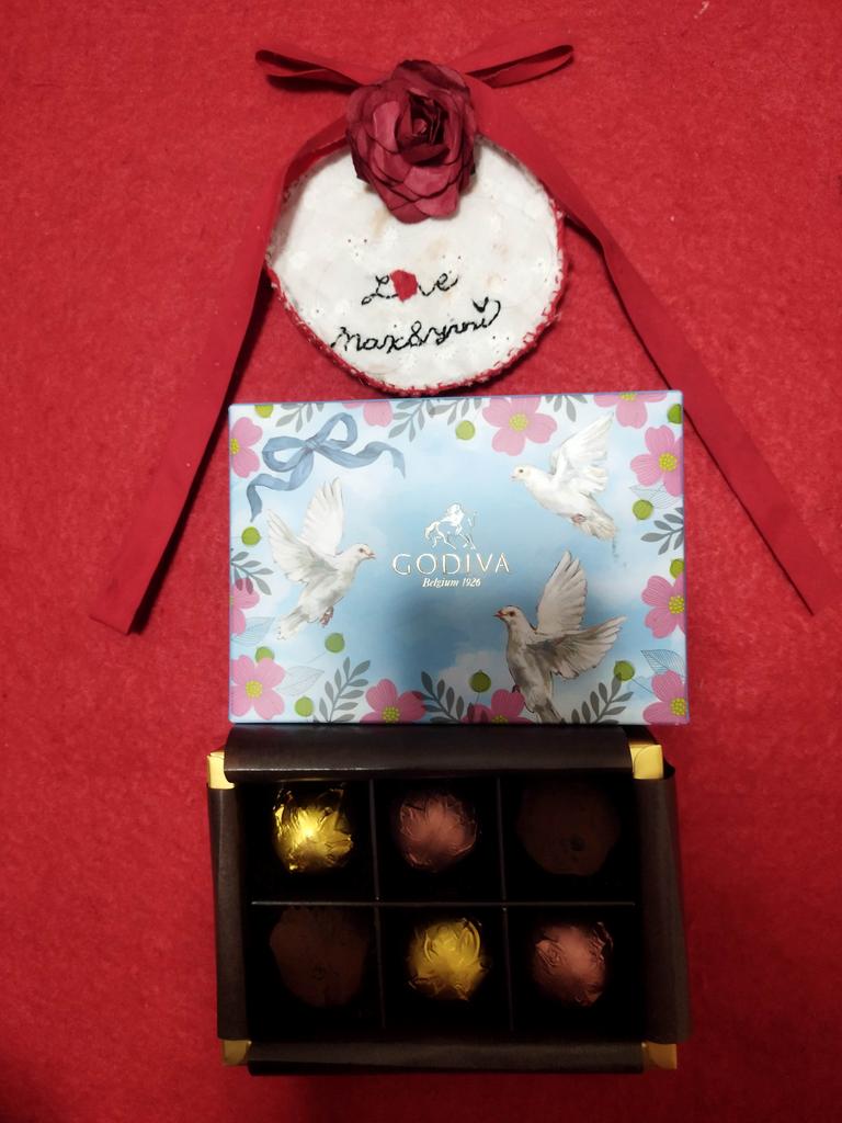 YuriTime001's tweet photo. @Max33Verstappen @redbullracing Max🦁❤️Thank You very much for hard work with wonderful drivinged for us🦁❤️🐫together❤️❤️��️❤️❤️❤️❤️❤️over 100000❤️forever love❤️,
Max🦁❤️have a relax together eat Your favorite sweet chocolate from #Belgium 

#YuriKono 🦁❤️for #MaxVerstappen 🦁❤️'s loving forever 1 wife🦁❤️🐫 https://t.co/p3OSw3iXjR