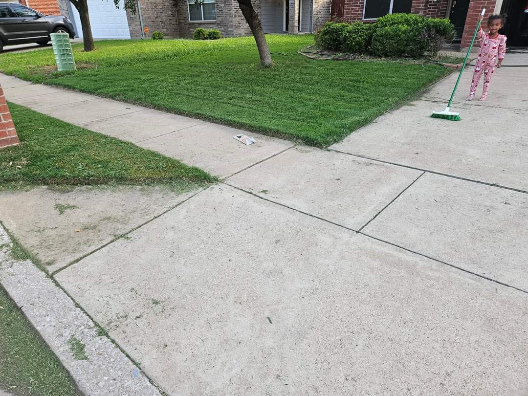 playarabbit's tweet photo. 🚨📢Calling Haslet & North Fort Worth Area🚨 Rodney’s Lawncare Green & Clean fresh cuts. Green grass 😆✂️. Message us today for a FREE quote—or keep rockin’ that jungle look 🌿👀. Your call! 📩💨🎯 #lawn #mowing #fortworth #Texas #haslet https://t.co/9C550KoibR