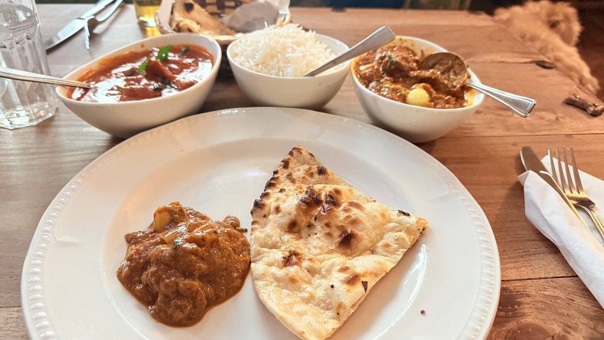 iamamupraj's tweet photo. Sunny Sunday pub grub! It’s an Indian fusion pub.. 
The best Indian food I have had (outside home) in a while and am in food coma after eating : Naga Chicken, Samosa chat, Lamb do Piyaza, Konkan fish curry. 🥱 🤩😋 #SundaySpl #Sunnyvibes #SpringTime https://t.co/Ax4tkaVATL
